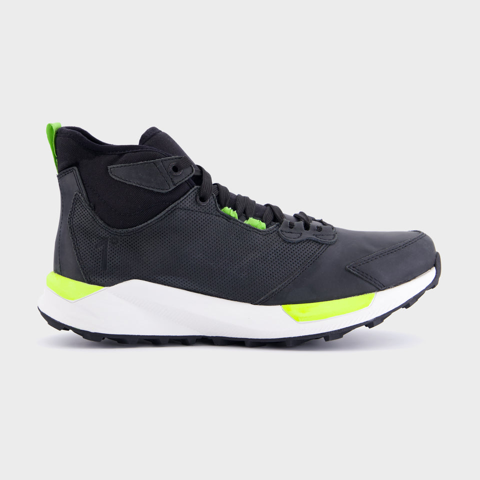 best hiking sneakers in pakistan